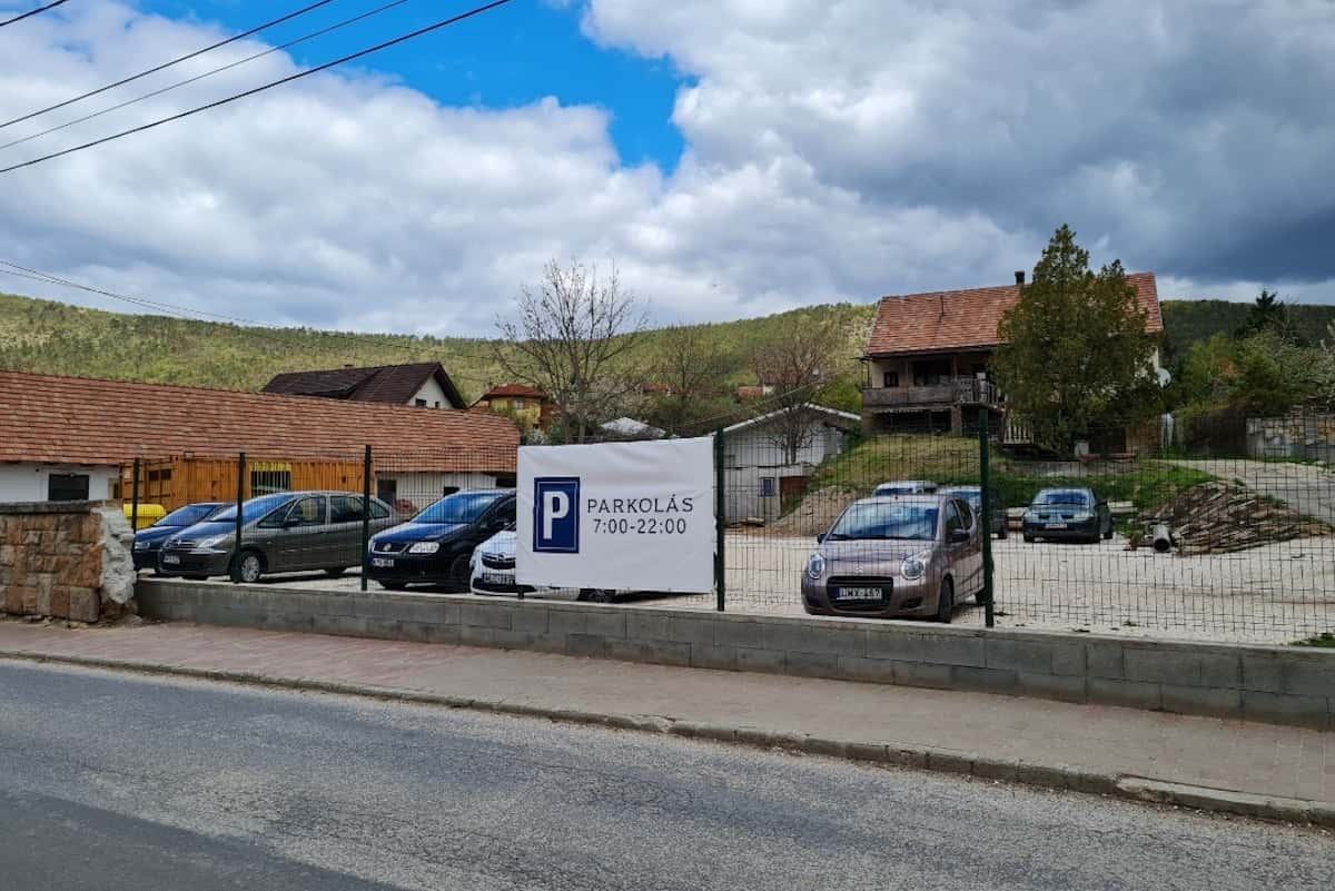 Szedmák parkoló